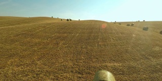 在田野上架空小麦秸秆捆