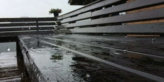 雨水落在木凳上