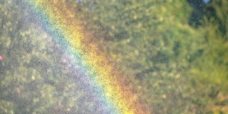 慢镜头:水中阳光下的彩虹