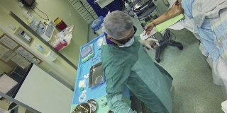 外科医生在手术室给病人动手术