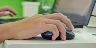 特写商人使用电脑鼠标和笔记本电脑