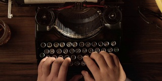 POV十个手指在旧打字机上打字