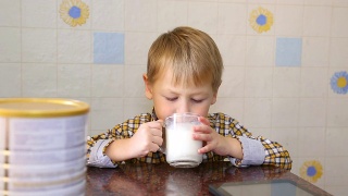有趣的孩子高兴地喝奶粉视频素材模板下载