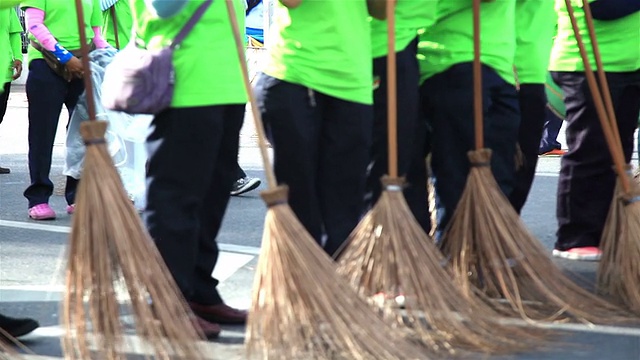 HD Panning:街道清洁工和扫把