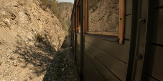 火车通过隧道和山区景观-窄轨铁路
