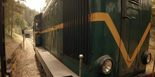 火车通过隧道和山区景观-窄轨铁路