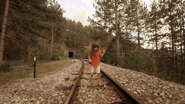 一个小女孩享受她的第一次火车旅行。山景窗外。