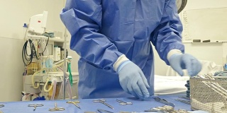 外科医生为外科手术准备医疗器械