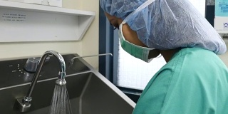年轻的西班牙护士在手术前洗手