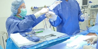 外科手术中用缝线缝合病人的外科医生