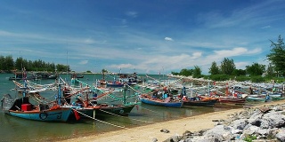 一组渔船停泊在泰国的Pranburi海滩
