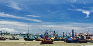一个小渔村，海滩上停泊着几艘船
