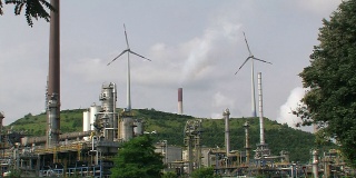 炼油厂和风力涡轮机