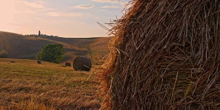 托斯卡纳农村的小麦秸秆包