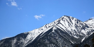 雪山山脉景观与蓝天背景