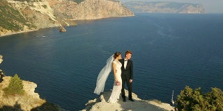 新婚夫妇在美丽的海岸山