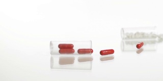 高清慢镜头:白色和红色药物