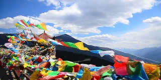 中国云南高山上的西藏神圣经幡