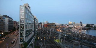 办公大楼和铁路在斯德哥尔摩