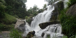 高清:雨林中的大瀑布