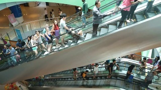 新加坡购物中心里拥挤的人群视频素材模板下载