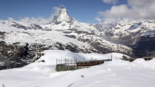 瑞士策马特的Gornergrat Bahn Train和Mattherhorn视频素材模板下载