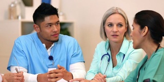 年轻护士与医疗队讨论患者预后