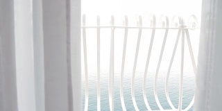 高清多莉:阳台窗帘在风中飘扬
