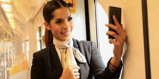 HD:年轻漂亮的女人在火车上和手机聊天。