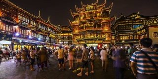 中国上海，购物者享受着豫园集市的时光