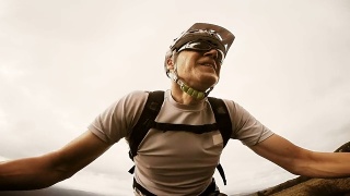 一个山地自行车手爬山的视频自拍视频素材模板下载