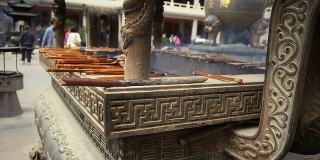 上海一处佛寺内焚香