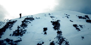 山脊上的空中滑雪旅行