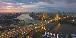 曼谷普密蓬大桥的空中日落照片