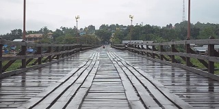 那座老木桥现在是雨季