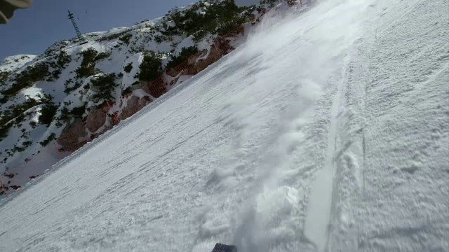 POV滑雪板在身后留下雪粉痕迹