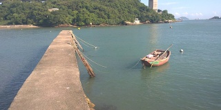 旧码头有一艘自由船