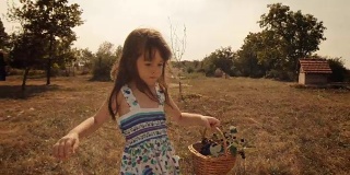 一个小女孩学习如何挑选黑莓手机。真实的人，乡村场景，。镜头光晕，特殊角度，GoPro。