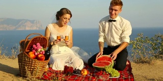 海边浪漫的婚礼野餐