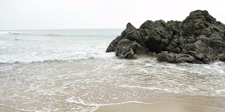 海浪拍打着海滩和岩石礁