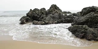 海浪拍打着海滩和岩石礁