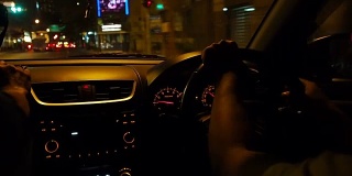 一个男人在晚上开车