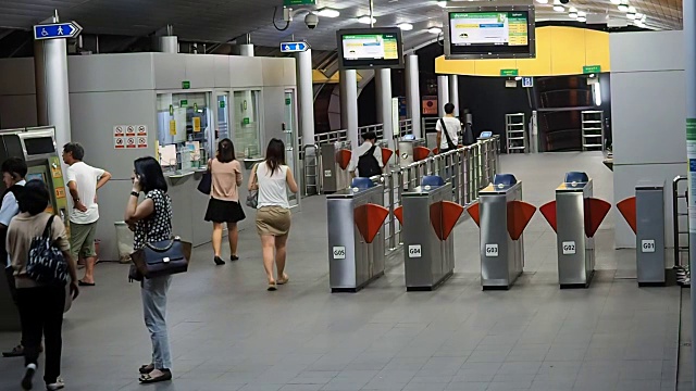 在泰国曼谷的空中火车站有不明身份的人