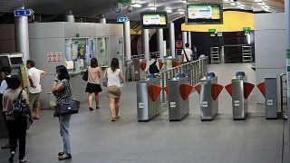 在泰国曼谷的空中火车站有不明身份的人视频素材模板下载