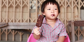 小男孩在吃冰淇淋