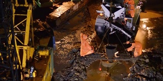 淘洗:混凝土车在雨天的夜晚工作