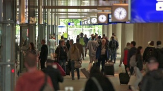 鹿特丹中央火车站的乘客视频素材模板下载