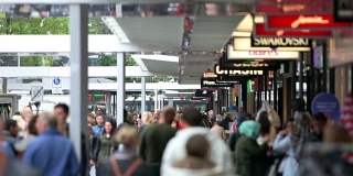 鹿特丹购物街上的人群
