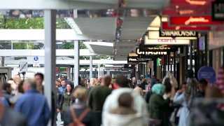 鹿特丹购物街上的人群视频素材模板下载