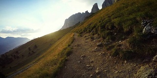 POV的观点，在山上跑步和徒步旅行